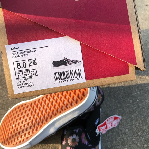 NWT Vans Woman size 8.  Flower canvas shoes.  Perfect for summer. - Picture 8 of 8